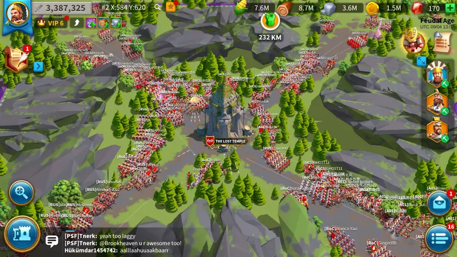 Mapa do MMO da LilithGames visto de cima, com colinas verdes, colunas de tropas vermelhas em marcha e um edifício ao centro assinalado como The Lost Temple